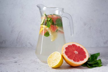 Yanında turunçgil meyveli bir sürahi limonata. Yüksek kalite fotoğraf
