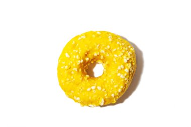 Beyaz şeker kristalleriyle kaplı, parlak sarı jöleli tek bir çöreğin yakın plan görüntüsü. Beyaz arka planda izole edilmiş, yemek reklamları ve menüler için mükemmel..