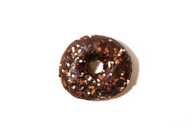 Yüksek çözünürlüklü tek bir çöreğin, çikolata jöleli, beyaz ve kahverengi serpiştirilmiş hali. Beyaz bir zemin üzerinde izole edilmiş, besinle ilgili projelerde kullanmak için mükemmel..