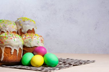 Ev yapımı Paskalya pastaları, parlak jöleli ve renkli serpilmiş, boyalı yumurtalarla çevrili, neşeli bir atmosfer yaratıyor..