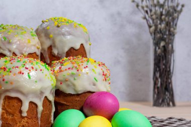 Renkli jöleli geleneksel Paskalya pastaları, boyalı yumurta ve söğüt dallarıyla süslenmiş. Tatil ve bahar atmosferi.