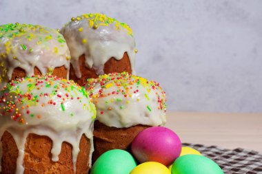 Geleneksel Paskalya Kulichi 'si, kar beyazı jöleli, renkli serpiştirmeli ve parlak boyalı yumurtalarla bir şenlik ve bahar ilham ortamı yaratır..