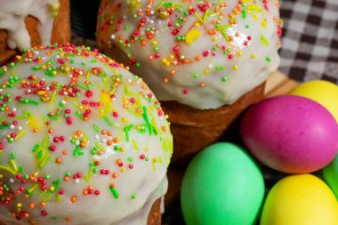 Geleneksel paskalya pastaları, kar beyazı jöleli ve boyalı yumurtalarla çevrili. Neşeli atmosfer, baharın uyanışı ve gelenek ruhu..