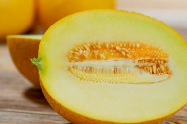 Köy yüzeyinde çekirdekleri olan sulu sarı kavun parçaları. Parlak renk, doğal doku ve sağlık, yaz ve besinle ilgili konular için ideal taze cazibe.