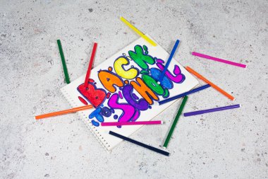 Canlı Okula Dönüş skeci beyaz kağıt üzerinde gökkuşağı işaretli. Eğitmen, yaratıcı ve çocuk temaları için eğlenceli ve eğlenceli bir ortam.