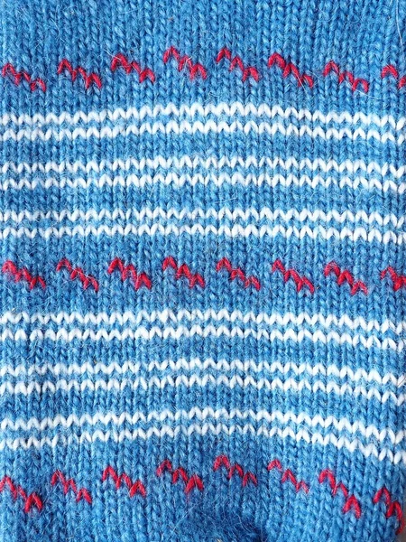 스웨터 양말을 갈아서 조각이다 손으로 사용하는 파란색 빨간색 패턴이야 줄무늬 — 스톡 사진