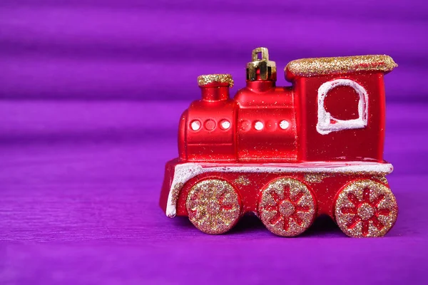 Rote Spielzeugeisenbahn Lokomotive Auf Lila Und Fliederfarbenem Hintergrund Neujahrs Oder — Stockfoto