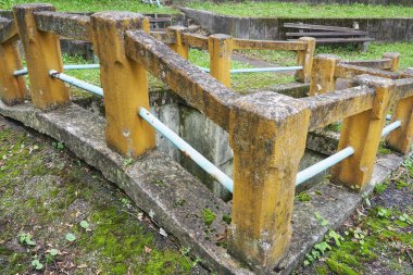 Banja Koviljaca, Loznica, Sırbistan. Guchevo Dağı, park ve orman. Maden sülfürik ve yırtıcı su kaynağı Rakina Chesma Cesma. Guchevo yolunun yakınında bir pınar. Beton çit ve merdiven