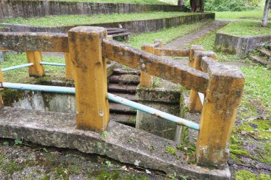 Banja Koviljaca, Loznica, Sırbistan. Guchevo Dağı, park ve orman. Maden sülfürik ve yırtıcı su kaynağı Rakina Chesma Cesma. Guchevo yolunun yakınında bir pınar. Beton çit ve merdiven