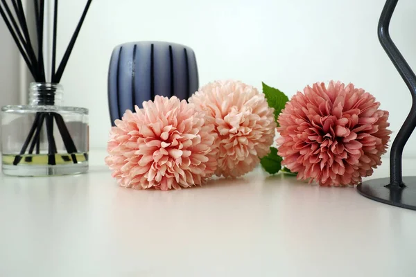 Composição Com Paus Incenso Óleo Essencial Vaso Vidro Flores Artificiais — Fotografia de Stock
