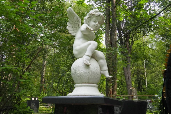 Ангел Кладбище Памятник Могиле Ребенка Скульптуры Виде Ангела — стоковое фото