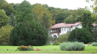 Banja Koviljaca, Sırbistan, Guchevo, Loznica, 30 Eylül 2022 Eski kraliyet villası. Parkta çiçekli ve çalılı yeşil çimenler. Park alanının peyzaj ve dekorasyonu.