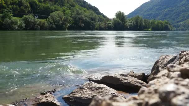 Banja Koviljaca附近的Drina河 可以看到塞尔维亚和波黑海岸 水流对山 河的波浪在岩石海岸汇合 在绿色深渊中的漩涡中的水 — 图库视频影像