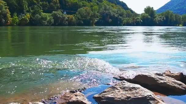 河的波浪在岩石海岸汇合 在绿色的深渊中的漩涡中的水 太阳光 波斯尼亚和黑塞哥维那兹沃尔尼克 德里纳河河岸 慢动作 水的流动 — 图库视频影像