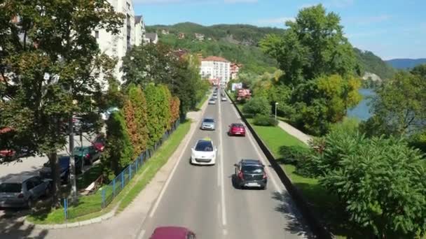 ズヴォルニク ボスニア ヘルツェゴビナ 2022年10月1日 Bihの主要道路M19 道路には車やトラックがあります 川沿いの山々を通るルート 道路交通だ バルカン半島への輸送リンク — ストック動画