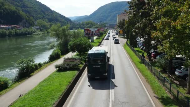 ズヴォルニク ボスニア ヘルツェゴビナ 2022年10月1日 Bihの主要道路M19 道路には車やトラックがあります 川沿いの山々を通るルート 道路交通だ バルカン半島への輸送リンク — ストック動画