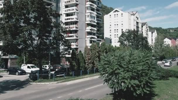 ズヴォルニク ボスニア ヘルツェゴビナ 2022年10月1日 Bihの主要道路M19 道路には車や人がいます 道路交通だ 町民の日常生活 緑に囲まれた複数階建ての家 — ストック動画
