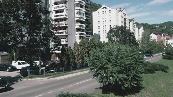 ズヴォルニク ボスニア ヘルツェゴビナ 2022年10月1日 Bihの主要道路M19 道路には車や人がいます 道路交通だ 町民の日常生活 緑に囲まれた複数階建ての家 — ストック動画