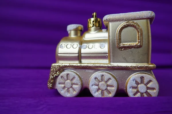 Locomotora Tren Juguete Dorado Sobre Fondo Gradiente Púrpura Lila Tarjeta — Foto de Stock