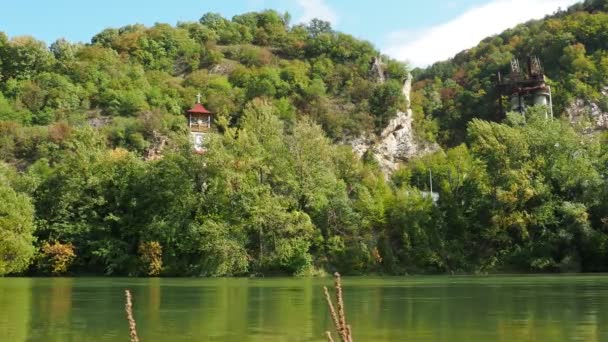 Mali Zvornik Serbia Września 2022 Jaskini Wyrzeźbiono Kościół Krzyża Czyli — Wideo stockowe