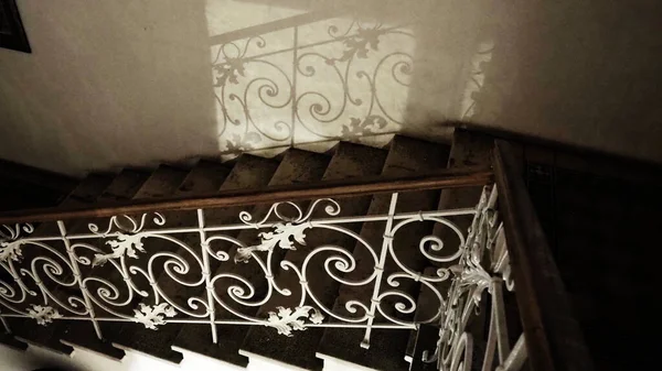 薄暗い光で暗闇の中で夜に鍛造金属手すりと神秘的な階段 キューや鍛造パターンの反射 手すりや階段 博物館の階段 スレムスカ ミトロヴィツァ セルビア — ストック写真