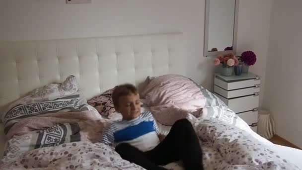Yaşında Beyaz Bir Çocuk Aile Yatağında Takla Atıyor Kardeşi Zıplar — Stok video