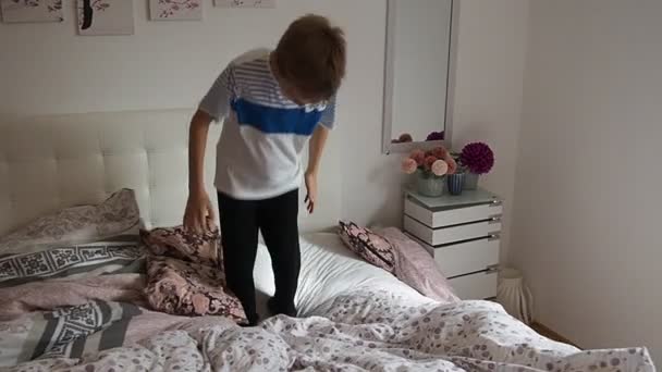 Ένα Δεκάχρονο Λευκό Αγόρι Κάνει Τούμπες Οικογενειακό Κρεβάτι Αδελφός Πηδάει — Αρχείο Βίντεο