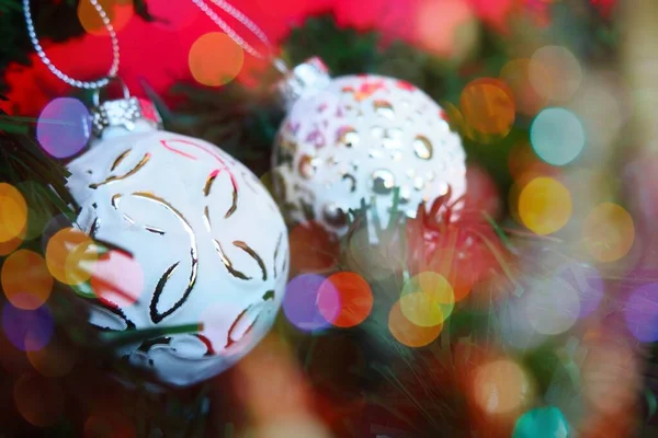 Weiße Trendige Weihnachtskugeln Mit Streuseln Und Einem Muster Auf Den — Stockfoto