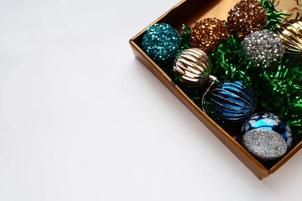 Moda Noel Süsleri Renkli Toplar Hediye Kutusunun Kapağında Süsler Hediyeler — Stok fotoğraf