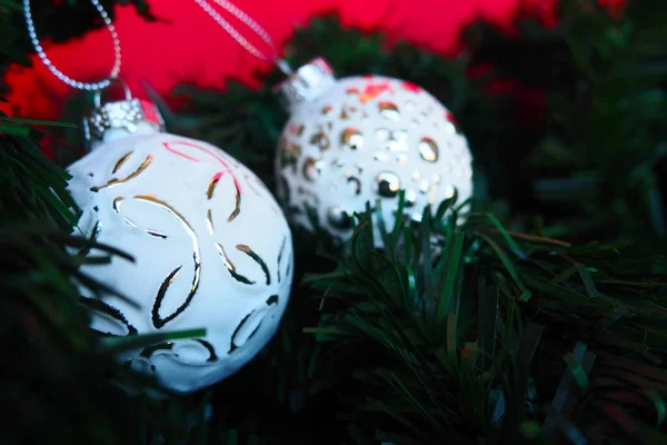 Weiße Silbrig Trendige Weihnachtskugeln Mit Streuseln Und Einem Muster Auf — Stockfoto