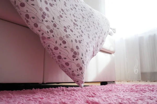 Acogedor Dormitorio Compacto Muebles Blancos Alfombra Rosa Cortinas Tul Manta —  Fotos de Stock