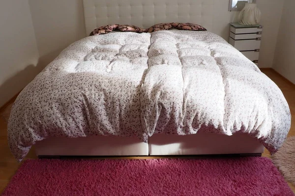 Acogedor Dormitorio Compacto Con Muebles Blancos Alfombra Rosa Cortinas Tul — Foto de Stock