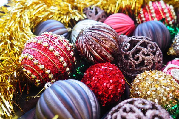 Kerst Achtergrond Met Gele Tinsel Kerstballen Prachtig Kerstspeelgoed Decoraties Rood — Stockfoto