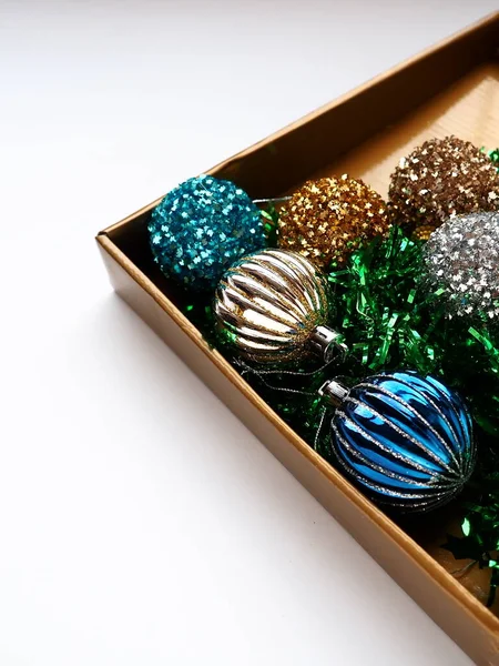 Moda Noel Süsleri Renkli Toplar Hediye Kutusunun Kapağında Süsler Hediyeler — Stok fotoğraf