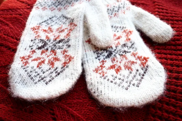 毛绒绒白色针织马海毛手套 背面有传统花纹 一双手套是时尚配件 用红色和黑色线编织的几何提花图案 冬季服装 — 图库照片
