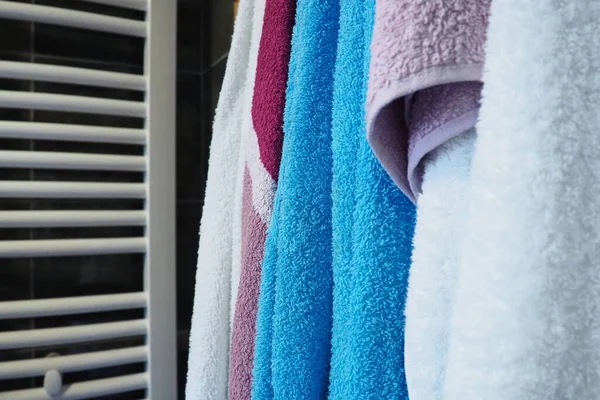 Pyyhkeet Roikkuvat Lämmitetyn Pyyheliinan Seinäpatterin Tai Jäähdyttimen Vieressä Valkoinen Sininen — kuvapankkivalokuva