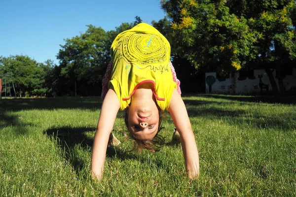 Kafkas Kız Yaşında Parktaki Çimlerin Üzerinde Köprü Egzersizi Yapıyor Oyun — Stok fotoğraf