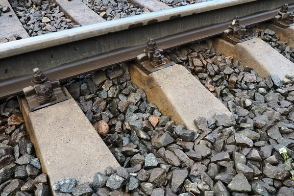 Eisenbahn Stahlschienen Aus Metall Und Holzschwellen Nieten Und Verbindungselemente Auf — Stockfoto