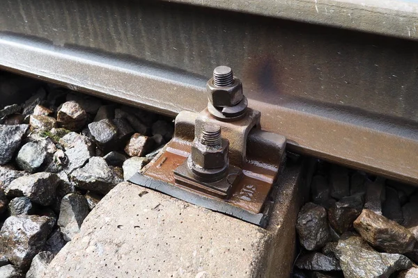 Demiryolları Metal Çelik Korkuluklar Ahşap Uykucular Demiryolunda Perçin Perçin Var — Stok fotoğraf