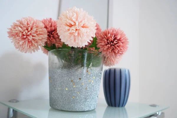 Buquê Belas Flores Artificiais Cor Rosa Uma Mesa Branca Quarto — Fotografia de Stock