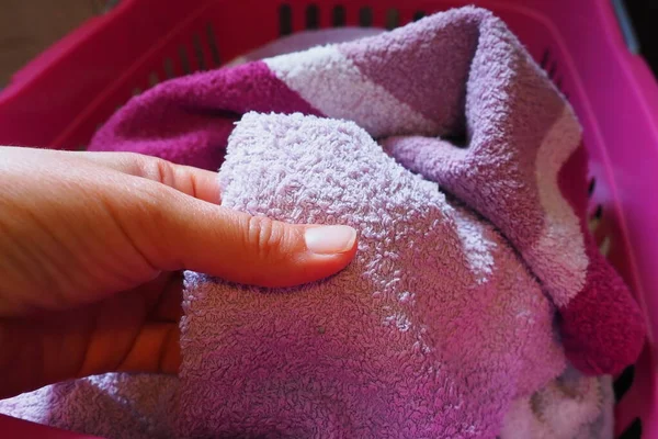 Χέρι Μιας Γυναίκας Αισθάνεται Μια Βαμβακερή Πετσέτα Από Ένα Καλάθι — Φωτογραφία Αρχείου