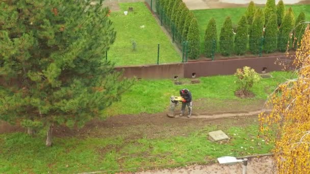 2022年11月18日 塞尔维亚斯莱姆斯卡 米特罗维察 水振动 分散的土壤 表面和沙子的压实 工人恢复草坪 铺设电缆 建筑机械 — 图库视频影像