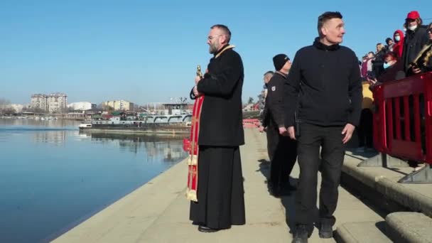 Sremska Mitrovica Serbie Janvier 2022 Prêtre Chrétien Orthodoxe Baptise Fleuve — Video