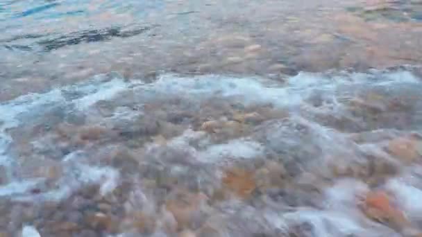 아드리아해 몬테네그로 지중해 소금기가 파도가 바위가 해변을 휩쓸고 색깔의 자갈들이 — 비디오
