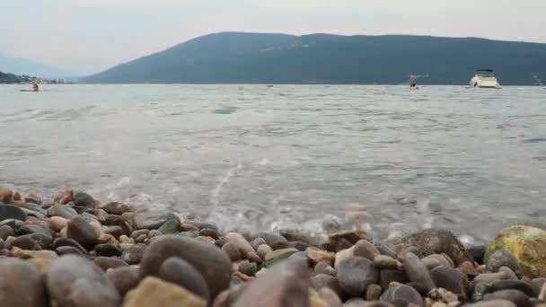 Herceg Novi Montenegro 2022 해수욕장에서 배경으로 바다에 관광객은 수영을 아드리아해의해 — 비디오