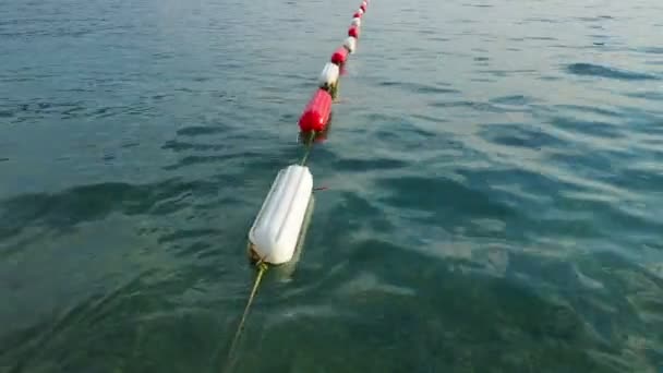 Bojenschwimmgebietsmarkierung Sichtbarer Kanalmarkierer Beschichtet Mit Haltbarem Weißen Und Marinerotem Emaille — Stockvideo