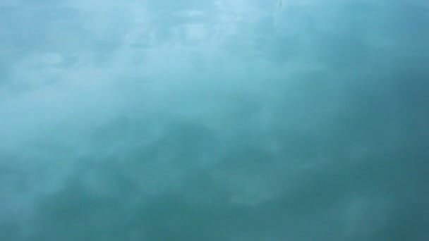 Vízi Háttér Hasadékok Vízen Felhők Tükröződésével Hullámok Felülnézetből Kék Türkiz — Stock videók