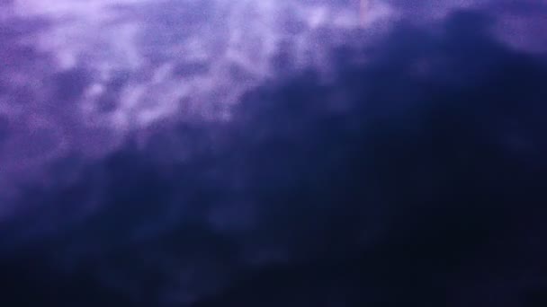 水的背景 水面上的波纹和天空与云彩的反光 波涛汹涌 蓝色的靛蓝梯度 神秘莫测的海洋背景 — 图库视频影像