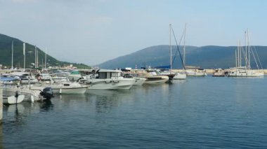 Meljine Herceg Novi, Karadağ, 10 Ağustos 2022 Boat, yat ve gemiler demirledi. Otoparka demirlenmiş gemiler. Adriyatik Denizi Akdeniz. Seyahat işi. Deniz yolculuğu ve spor. Beyaz tekneler.
