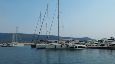 Meljine Herceg Novi, Karadağ, 10 Ağustos 2022 Boat, yat ve gemiler demirledi. Otoparka demirlenmiş gemiler. Adriyatik Denizi Akdeniz. Seyahat işi. Deniz yolculuğu ve spor. Beyaz tekneler.